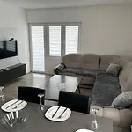 Big House With Swimming Pool Apartman Szkopje