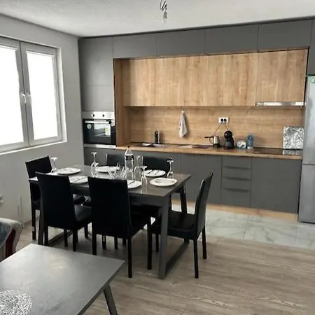 Big House With Swimming Pool דירה *