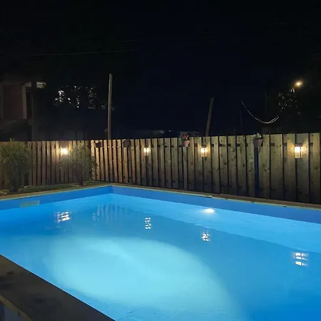 Big House With Swimming Pool סקופיה