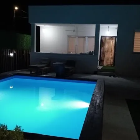 Big House With Swimming Pool Διαμέρισμα *