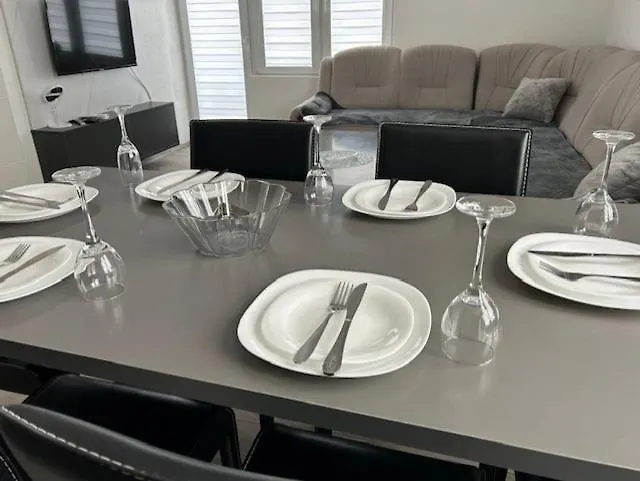 Big House With Swimming Pool Appartement *